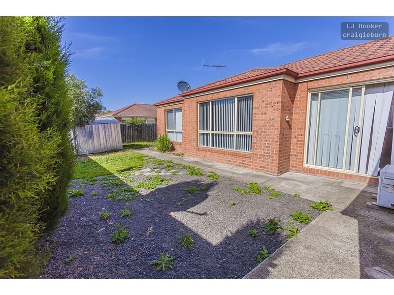 18 Edgewood Rd, Roxburgh Park VIC 3064