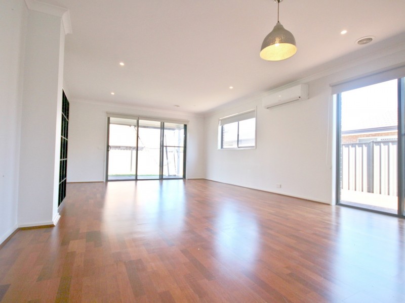 4 Beveridge Drive, Roxburgh Park VIC 3064