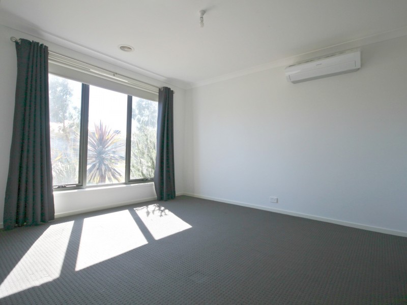 4 Beveridge Drive, Roxburgh Park VIC 3064