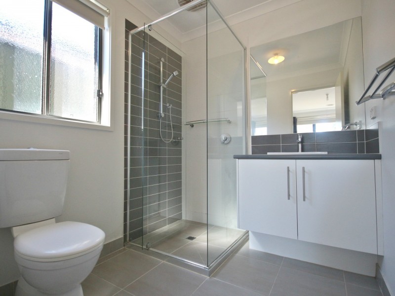 4 Beveridge Drive, Roxburgh Park VIC 3064