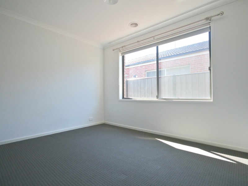 4 Beveridge Drive, Roxburgh Park VIC 3064