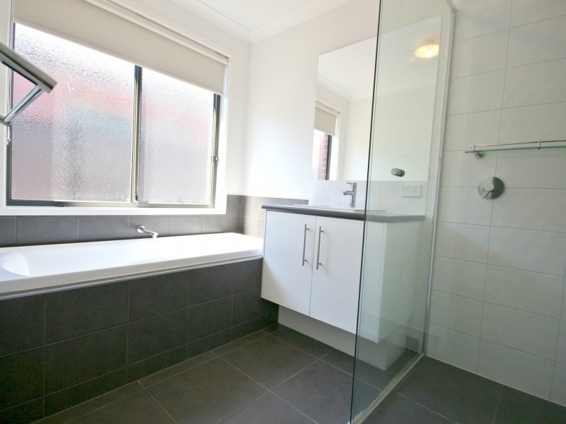 4 Beveridge Drive, Roxburgh Park VIC 3064