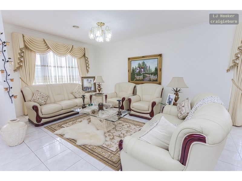 27 Thames Way, Roxburgh Park VIC 3064