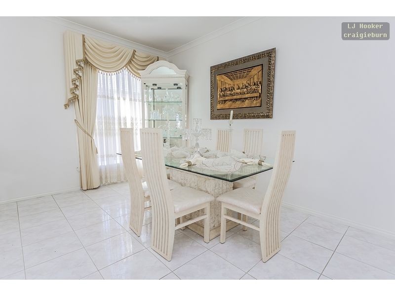 27 Thames Way, Roxburgh Park VIC 3064