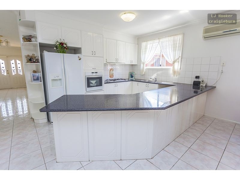 27 Thames Way, Roxburgh Park VIC 3064