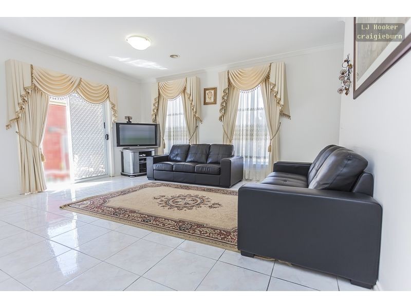 27 Thames Way, Roxburgh Park VIC 3064
