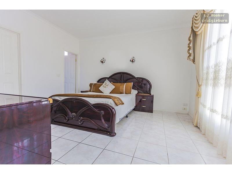 27 Thames Way, Roxburgh Park VIC 3064