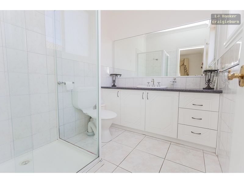 27 Thames Way, Roxburgh Park VIC 3064