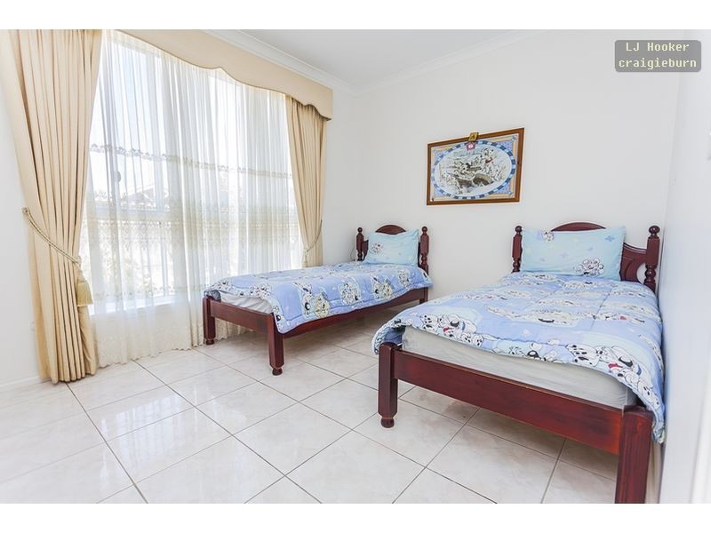 27 Thames Way, Roxburgh Park VIC 3064
