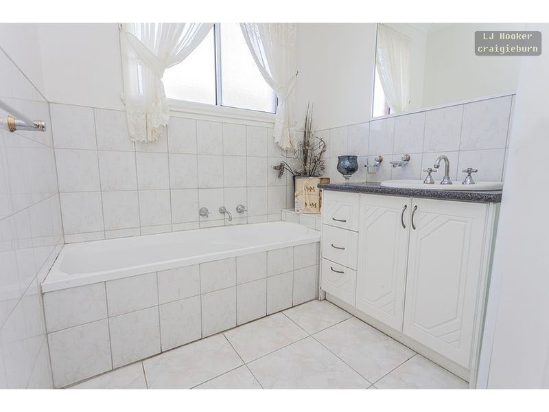 27 Thames Way, Roxburgh Park VIC 3064