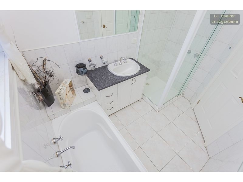 27 Thames Way, Roxburgh Park VIC 3064