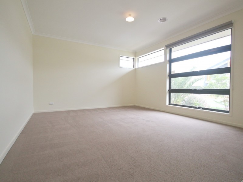 33 Clarendon Avenue, Craigieburn VIC 3064
