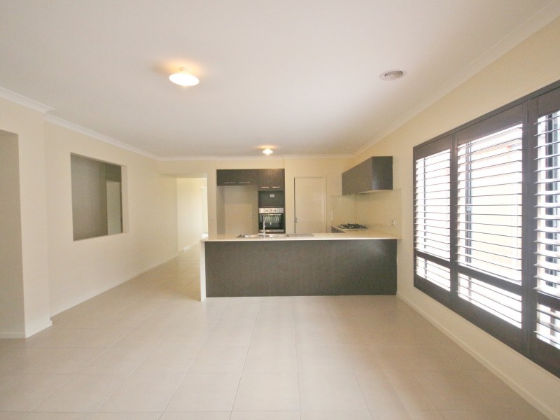 33 Clarendon Avenue, Craigieburn VIC 3064