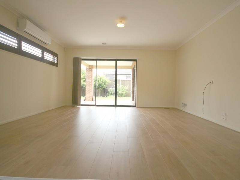 33 Clarendon Avenue, Craigieburn VIC 3064
