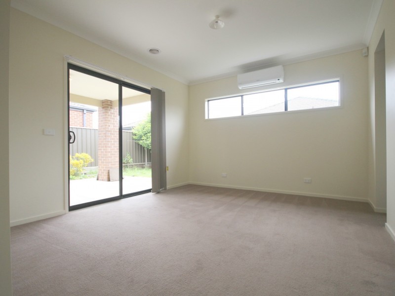 33 Clarendon Avenue, Craigieburn VIC 3064