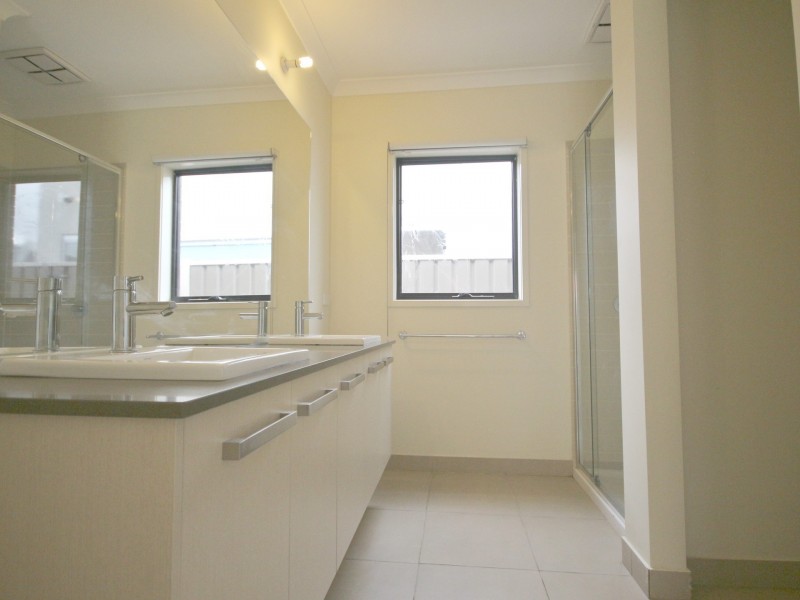 33 Clarendon Avenue, Craigieburn VIC 3064