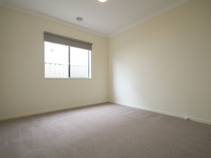 33 Clarendon Avenue, Craigieburn VIC 3064