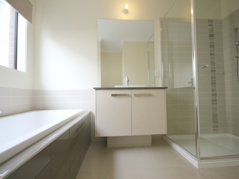 33 Clarendon Avenue, Craigieburn VIC 3064