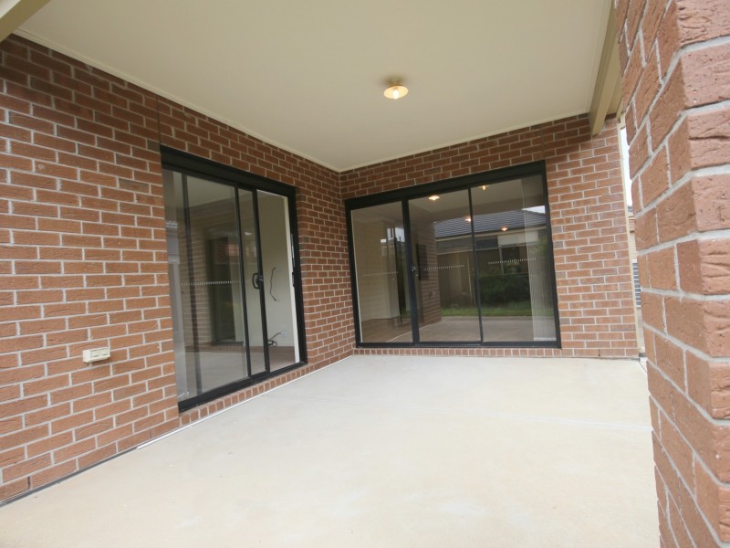 33 Clarendon Avenue, Craigieburn VIC 3064