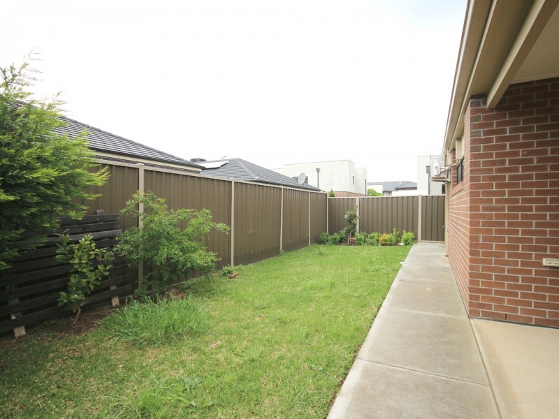33 Clarendon Avenue, Craigieburn VIC 3064