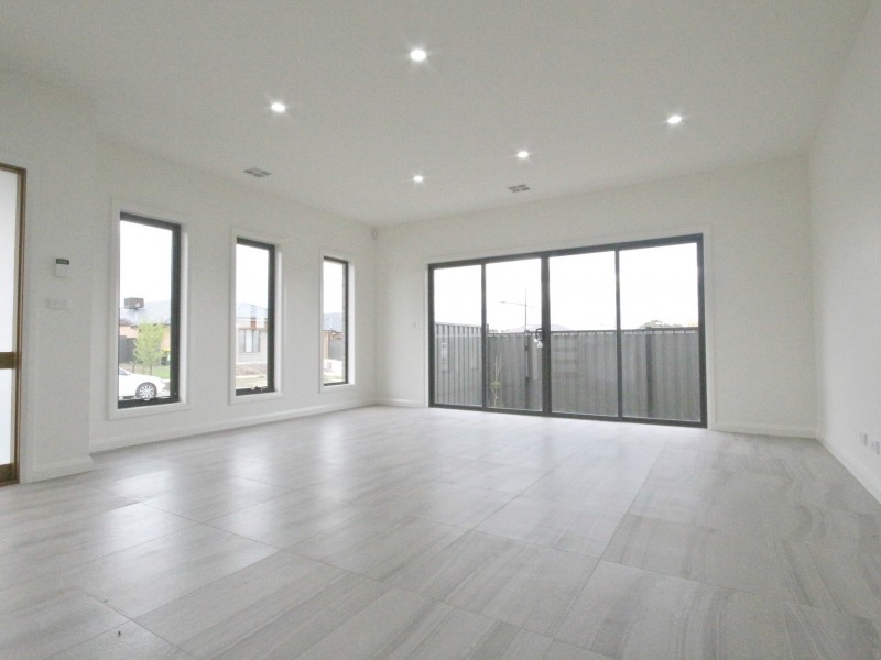 Unit 1/79 Debonair Parade, Craigieburn VIC 3064