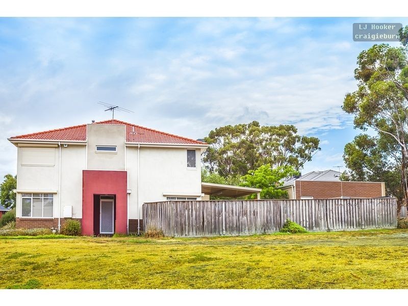 99 Ravenhill Boulevard, Roxburgh Park VIC 3064