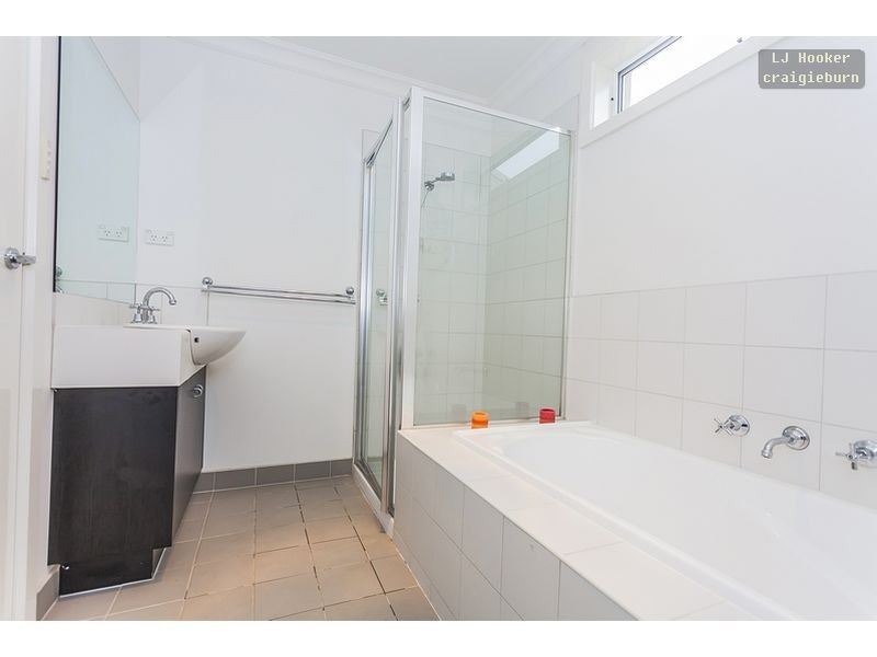 99 Ravenhill Boulevard, Roxburgh Park VIC 3064