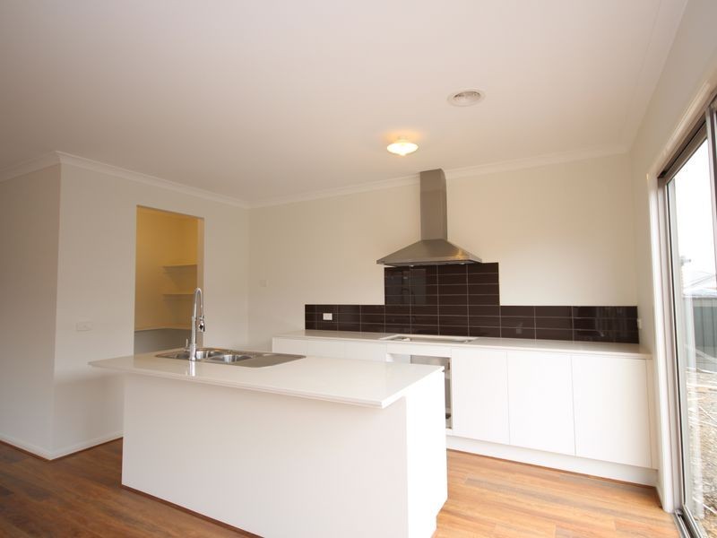 16 Natural Drive, Craigieburn VIC 3064