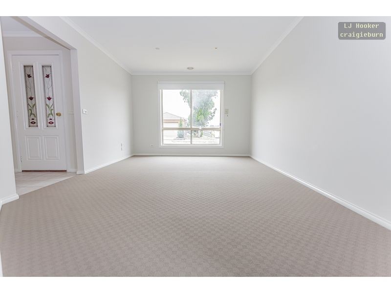 6 Stead St, Roxburgh Park VIC 3064