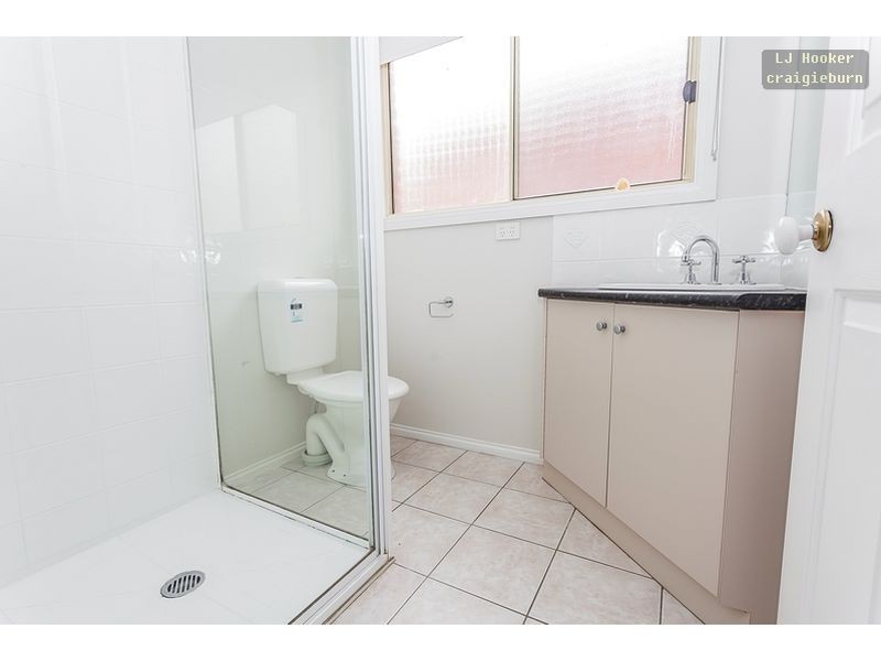 6 Stead St, Roxburgh Park VIC 3064