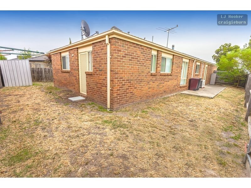6 Stead St, Roxburgh Park VIC 3064