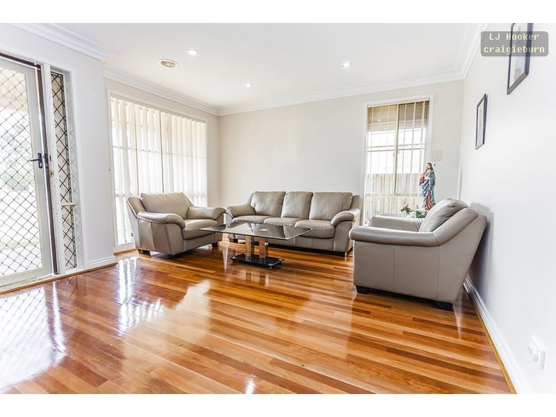 24 Edgecombe Way, Roxburgh Park VIC 3064