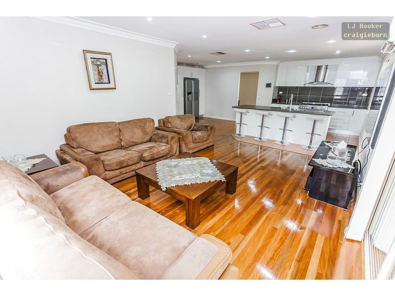 24 Edgecombe Way, Roxburgh Park VIC 3064