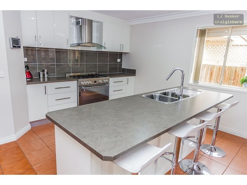 24 Edgecombe Way, Roxburgh Park VIC 3064