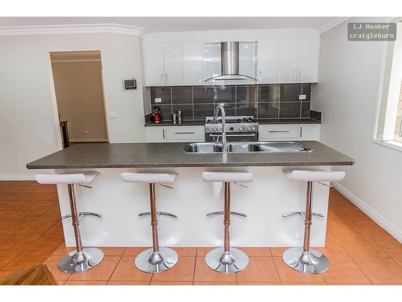 24 Edgecombe Way, Roxburgh Park VIC 3064