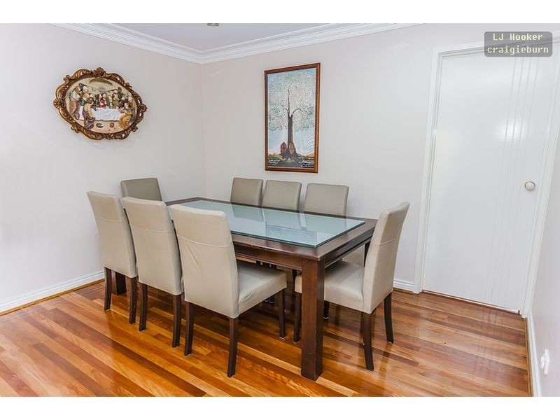 24 Edgecombe Way, Roxburgh Park VIC 3064