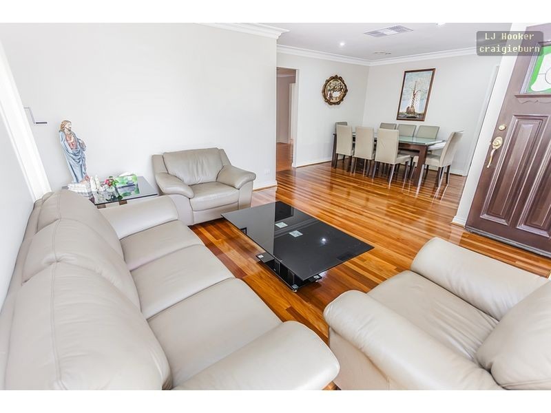 24 Edgecombe Way, Roxburgh Park VIC 3064