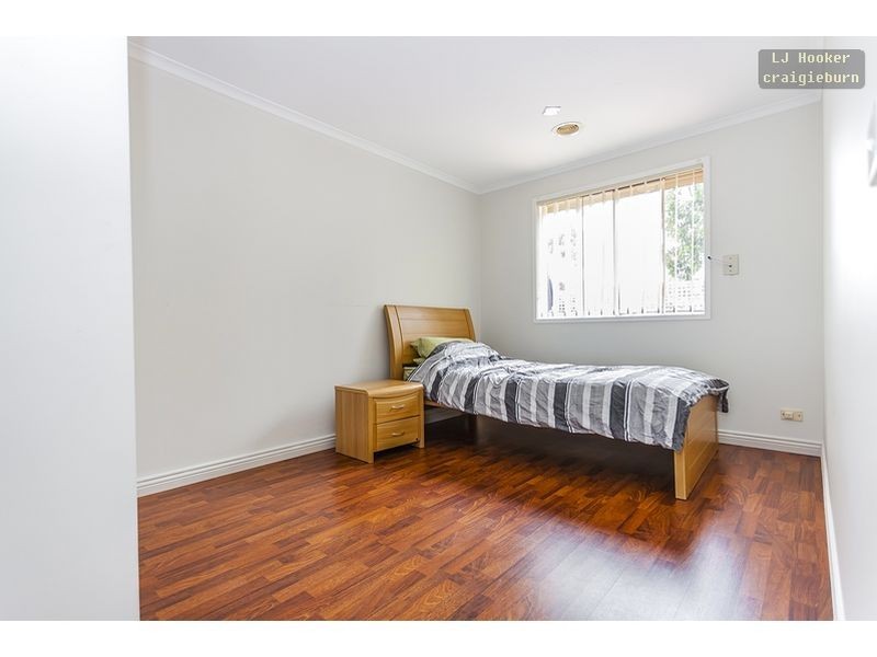 24 Edgecombe Way, Roxburgh Park VIC 3064