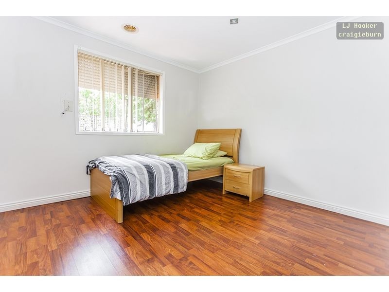 24 Edgecombe Way, Roxburgh Park VIC 3064