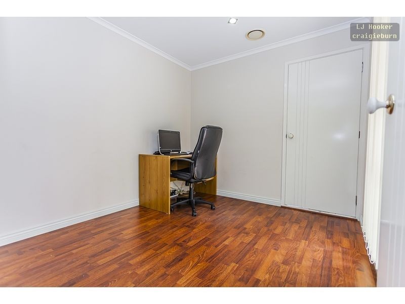 24 Edgecombe Way, Roxburgh Park VIC 3064