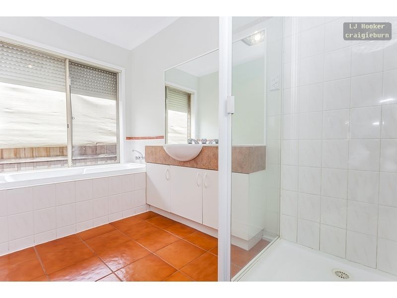 24 Edgecombe Way, Roxburgh Park VIC 3064