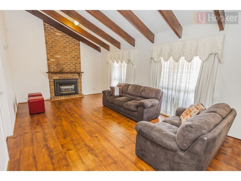 12 Baynton Crescent, Roxburgh Park VIC 3064