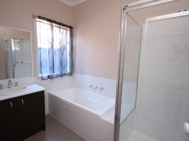 24 Paddington St, Craigieburn VIC 3064