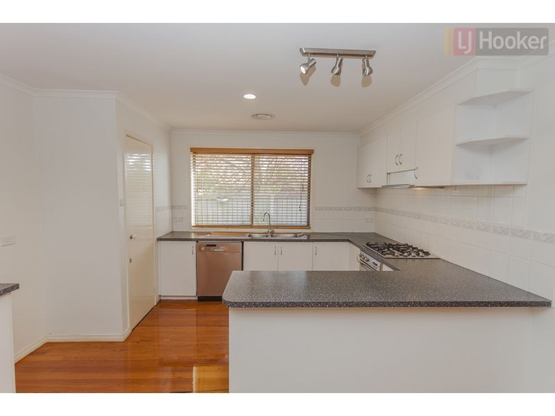 8 Woods Place, Roxburgh Park VIC 3064