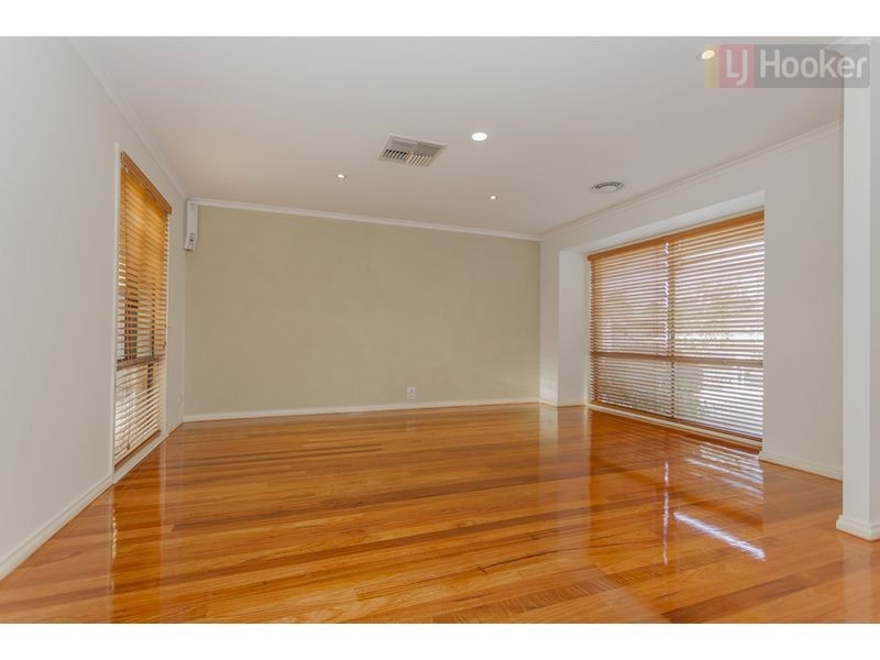 8 Woods Place, Roxburgh Park VIC 3064