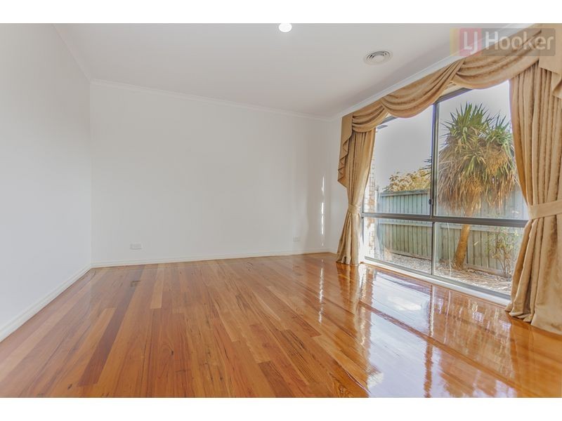 8 Woods Place, Roxburgh Park VIC 3064