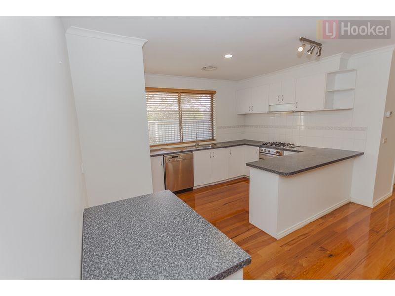 8 Woods Place, Roxburgh Park VIC 3064