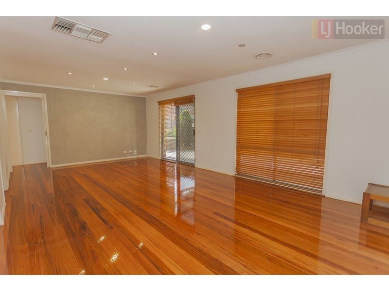 8 Woods Place, Roxburgh Park VIC 3064