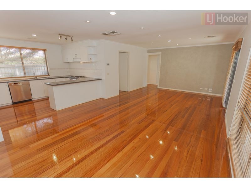 8 Woods Place, Roxburgh Park VIC 3064