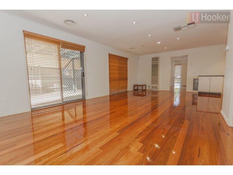 8 Woods Place, Roxburgh Park VIC 3064